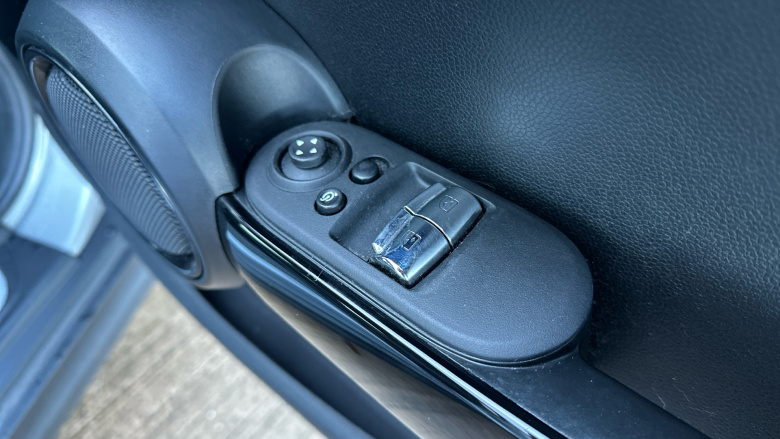 MINI Hatchback 1.5 Cooper Classic Premium 3dr Petrol Hatchback